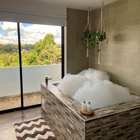 Cabanas Con Jacuzzi Y Chimenea - Casa Floral, Marinilla Eksteriør bilde